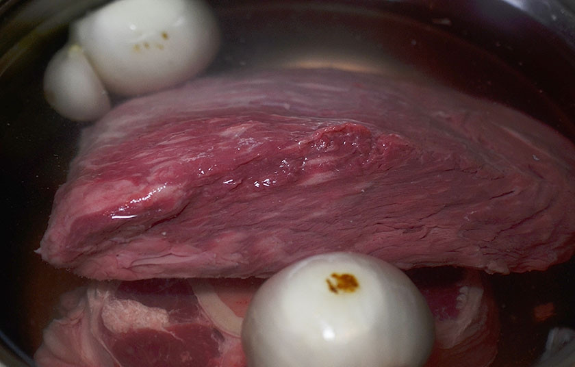 1. Этап. Мясо по-венски (тафельшпиц): 3. Мясо (филе) и мясо на кости залейте водой, добавьте обжаренный лук и варите на медленном огне около 2-ух часов.