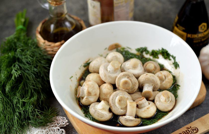 1. Этап. Маринованные шампиньоны в соевом соусе с чесноком и укропом: Слейте с грибов воду, сразу же переложите их в маринад, перемешайте.