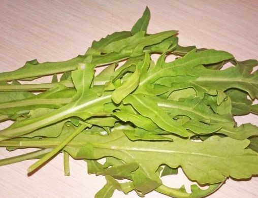 1. Этап. Салат из вареной свеклы с сыром: 3. Рукколу (или микс-салат) вымойте и обсушите как следует.