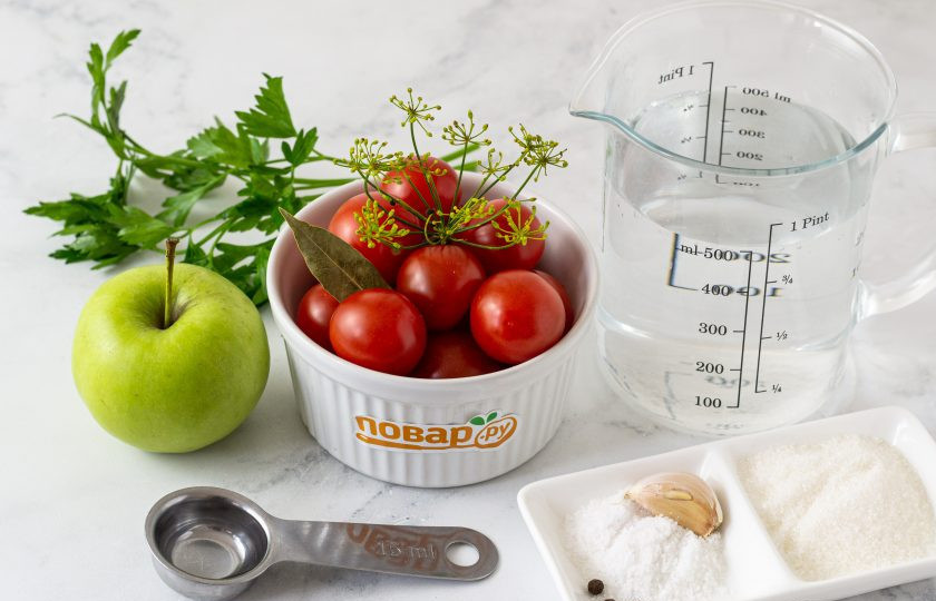 1. Этап. Помидоры с яблоками на зиму: Подготовьте все ингредиенты.