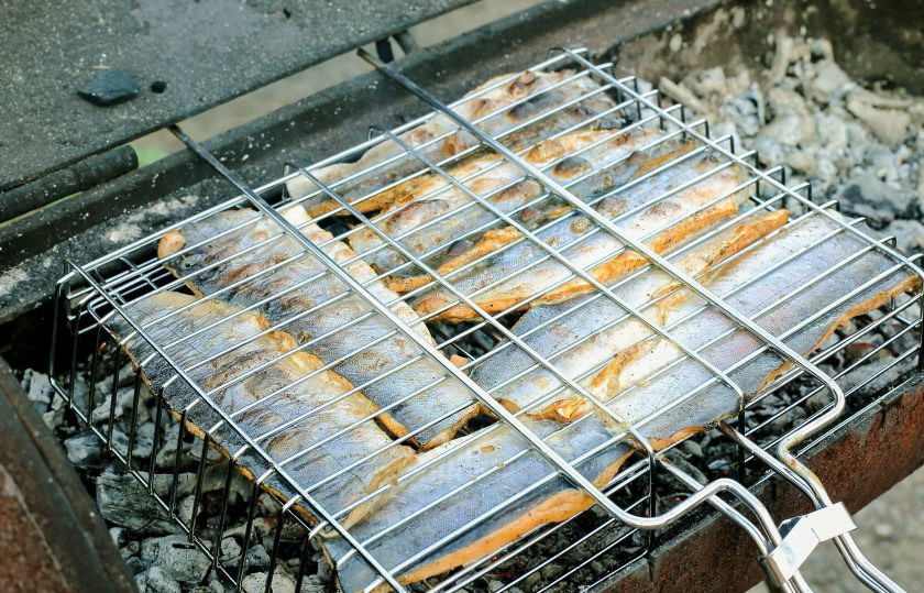 1. Этап. Красная рыба на мангале: Подготовьте мангал с тлеющими углями. Открытого пламени быть не должно. Смажьте решётку растительным маслом, чтобы потом готовую рыбу было легче снять. Выложите маринованное филе и отправьте на мангал. Готовьте ориентировочно по 2-3 минуты с каждой стороны, как только рыба изменит цвет и начнёт подрумяниваться, готово.