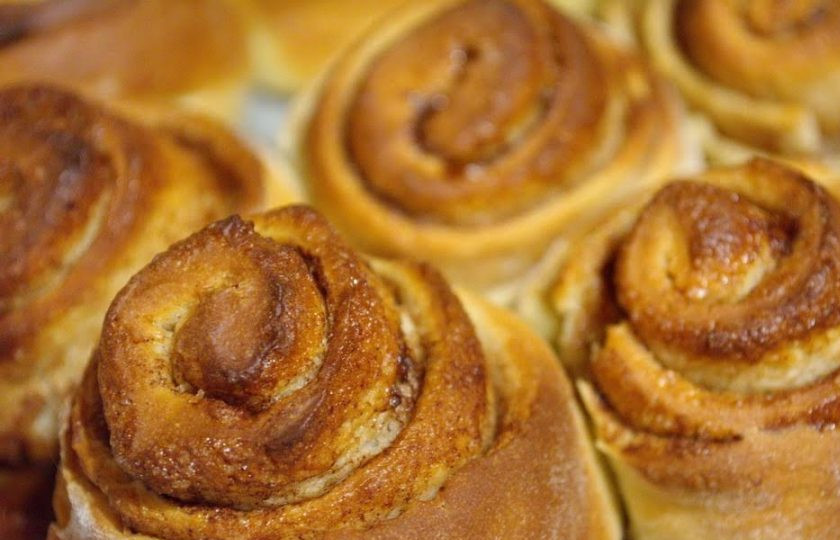 1. Этап. Булочки Синнабон: 12. Булочки желтком не смазываем. Разогрейте духовку до 180 градусов. Выпекайте булочки в духовке 15-20 минут.