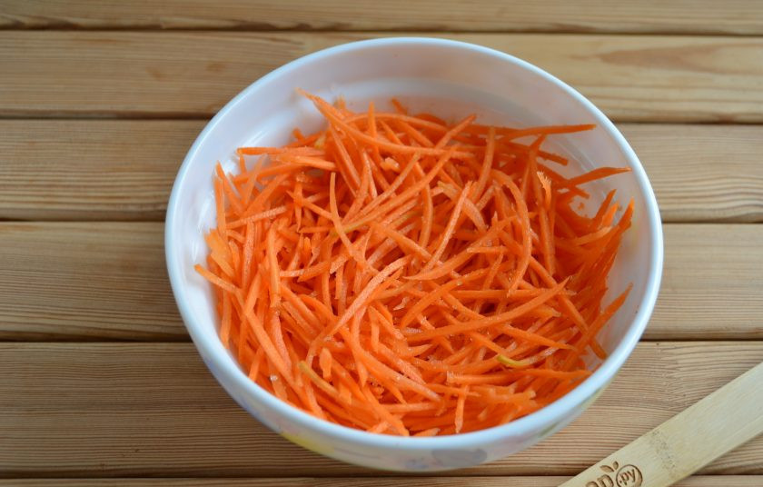 1. Этап. Морковь по-корейски (Корейская морковка): Смешиваем.