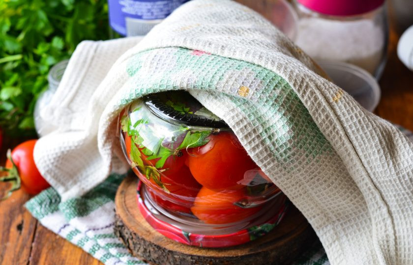 1. Этап. Помидоры с водкой на зиму: Залейте помидоры горячим маринадом, закатайте крышками и утеплите. Дайте помидорам полностью остыть.