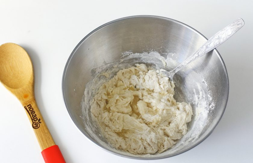 1. Этап. Пицца с тушенкой: Все перемешайте, добавьте масло.