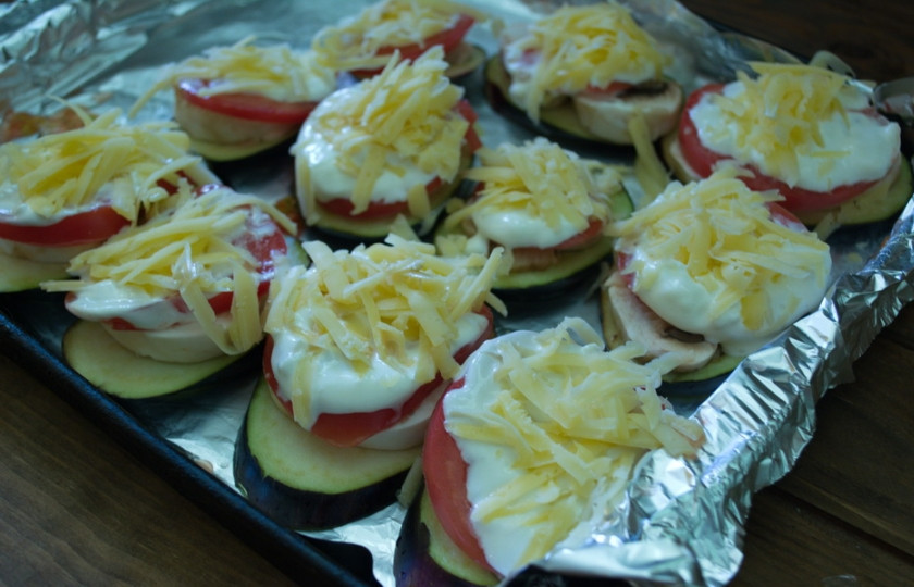 1. Этап. Баклажаны, запеченные с помидорами и сыром: Смешайте сметану, чеснок (выдавить через пресс), соль и перец. Получим чесночно-сметанный соус. Этим соусом смажьте поверхность каждой дольки помидора.