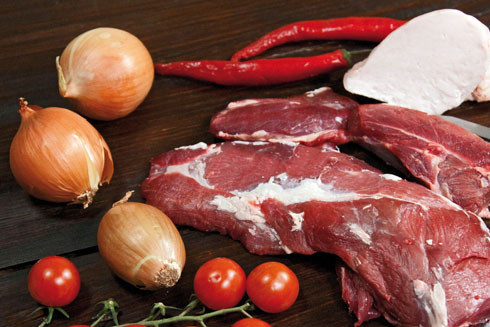 1. Этап. Люля-кебаб на мангале: Готовим основные продукты для люля-кебаба. Мясо моем, очищаем от пленки, чистим лук.