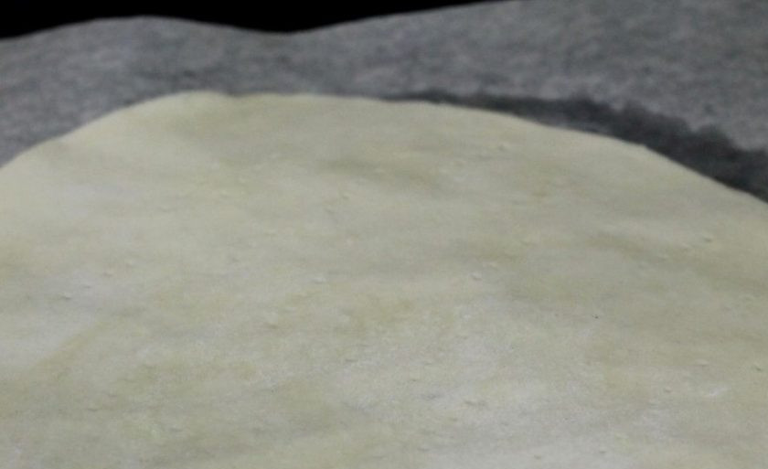 1. Этап. Торт Наполеон с кремом из сгущенки: Через полчаса достаньте тесто из холодильника. Присыпьте рабочую поверхность мукой и раскатайте каждый кусок теста в тонкий пласт. Обрежьте тесто так, чтобы коржи были одинакового размера.