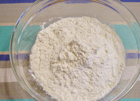 1. Этап. Дрожжевой пирог с вареньем: 3. Добавляем яичный белок, размешиваем. Затем водим муку. Замешиваем тесто.