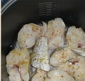 1. Этап. Рыба в сливках в мультиварке: Поверх лука выкладываем рыбу.