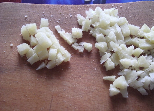 1. Этап. Салат Оливье с раковыми шейками: И картофель.