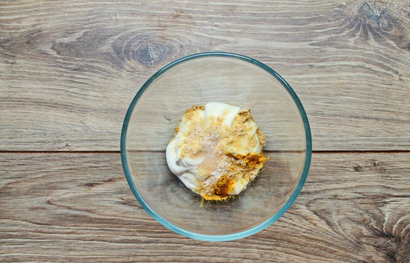 1. Этап. Навага жареная со сметанным соусом: В миску смешайте сметану, соль, горчицу и куркуму до однородной массы. Влейте воду и перемешайте до однородности.