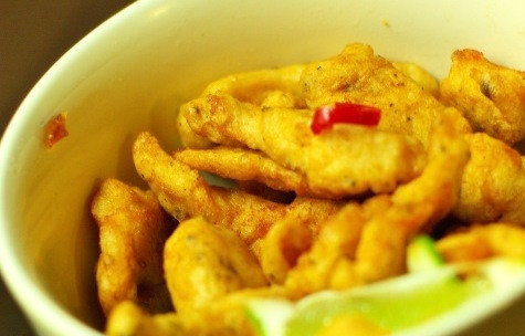 1. Этап. Куриные палочки в панировке: Готовые палочки выкладываем на бумажное полотенце, чтоб оно впитало лишний жир и складываем в тарелочку. Сверху посыпаем чили перцем и сбрызгиваем соком лайма.