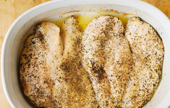 1. Этап. Куриное филе под шубой в духовке: 3. Достаньте форму из духовки.