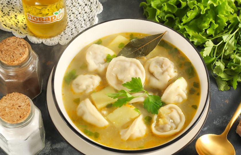 1. Этап. Сырный суп с пельменями: Разлейте горячий сырный суп в глубокие тарелки и подайте к столу со сметаной, хлебом.