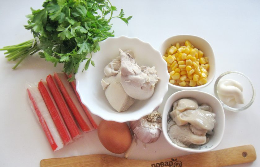 1. Этап. Салат Фантазия с крабовыми палочками: Подготовьте ингредиенты для приготовления салата.