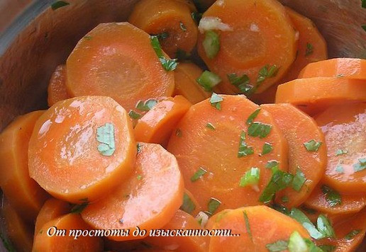 1. Этап. Салат из бланшированной моркови: Еще теплую морковь смешайте с заправкой.