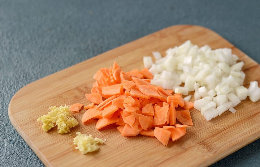 1. Этап. Соевое мясо в кисло-сладком соусе: Лук нарежьте крупными квадратиками, а морковь тонкими пластинами. Чеснок и имбирь мелко измельчите.