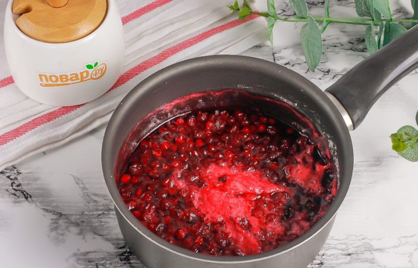 1. Этап. Джем из красной смородины с желфиксом: Доведите содержимое емкости до кипения, следя за тем, чтобы пена не выплеснулась за края. Проварите примерно 5-10 минут на умеренном нагреве. Затем помните ягоды, чтобы они выпустили сок. Это можно сделать вилкой или толкушкой.