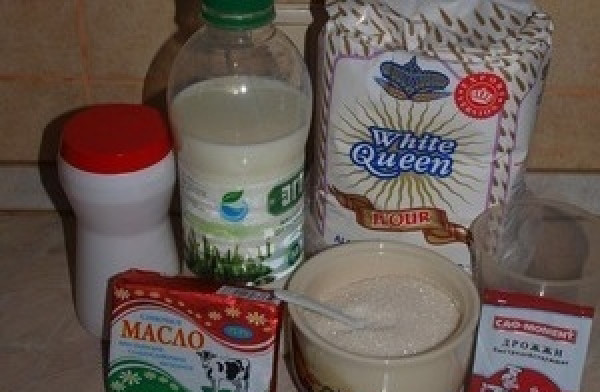 1. Этап. Картофельные булочки: Отварите картофель и пюрируйте его. Соль, воду, сахар, молоко, сливочное масло нагрейте на водяной бане. Добавьте массу к пюре и взбейте миксером.