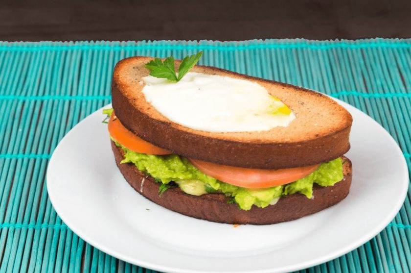 1. Этап. Суперсытный сэндвич на завтрак: 5. Затем соберите сэндвич: на ломтик с сыром намажьте авокадо и добавьте нарезанный пластинками помидор. Прикройте ломтиком с яичницей. Приятного аппетита!