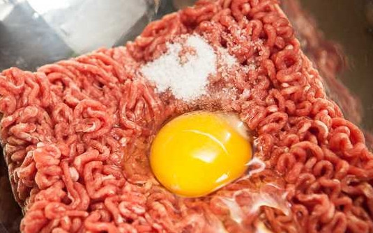 1. Этап. Фрикадельки в суп: 1. В глубокую мисочку выложите фарш. В данном случае это говядина, но вы можете взять и любое другое мясо. Вбейте яйцо и добавьте немного соли по вкусу. Можно также поперчить фарш.