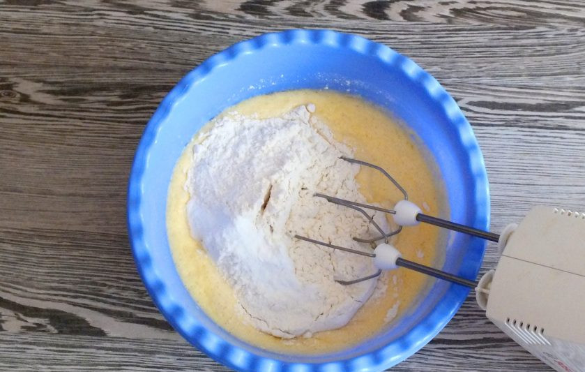 1. Этап. Ленивые булочки: Добавьте муку, соду. На медленной скорости замесите миксером тесто.