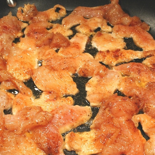 1. Этап. Куриное филе с фасолью: В сковороде разогреваем оливковое масло. Выкладываем кусочки курицы и обжариваем до румяной корочки с одной стороны.