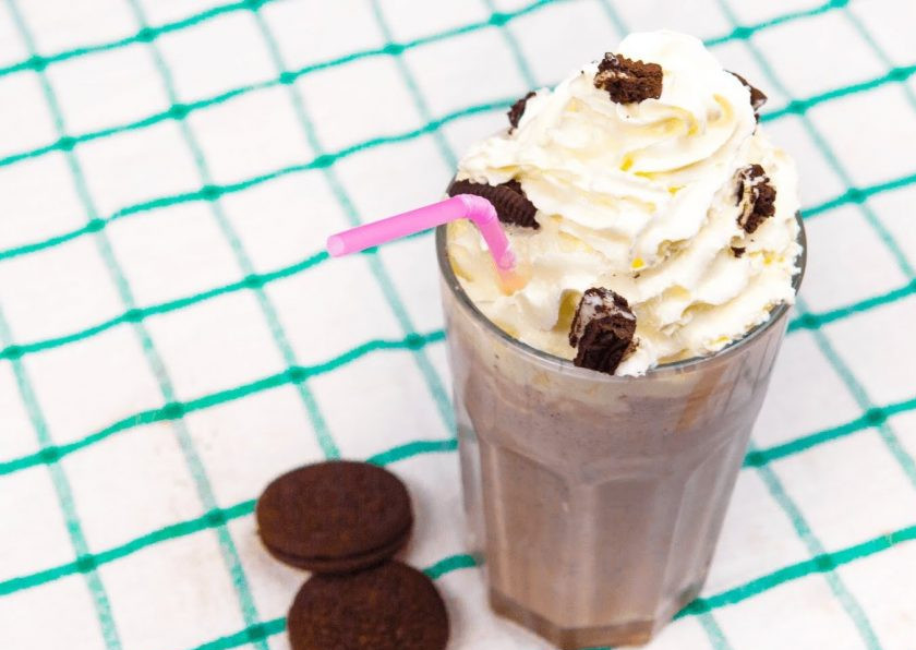 1. Этап. Молочный коктейль Oreo: 3. Далее покрошите одно 