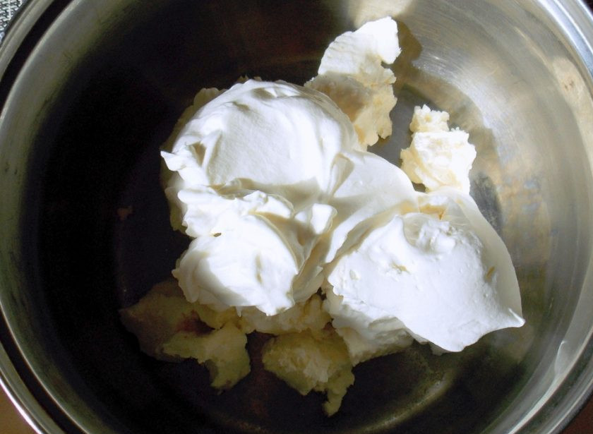 1. Этап. Торт с джемом и сыром Филадельфия: Взбейте сливки до твердых пиков.Соедините сыр и взбитые сливки.