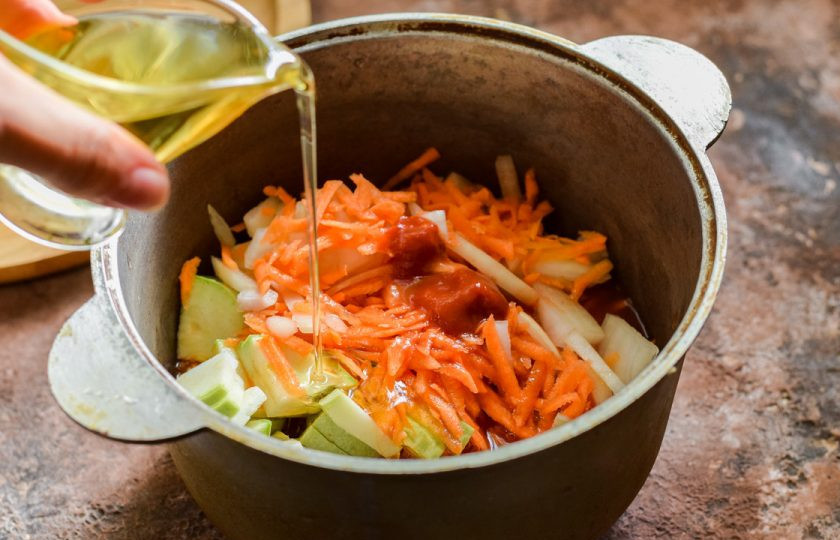 1. Этап. Закуска Казацкая на зиму: Следом добавьте к овощам растительное масло.