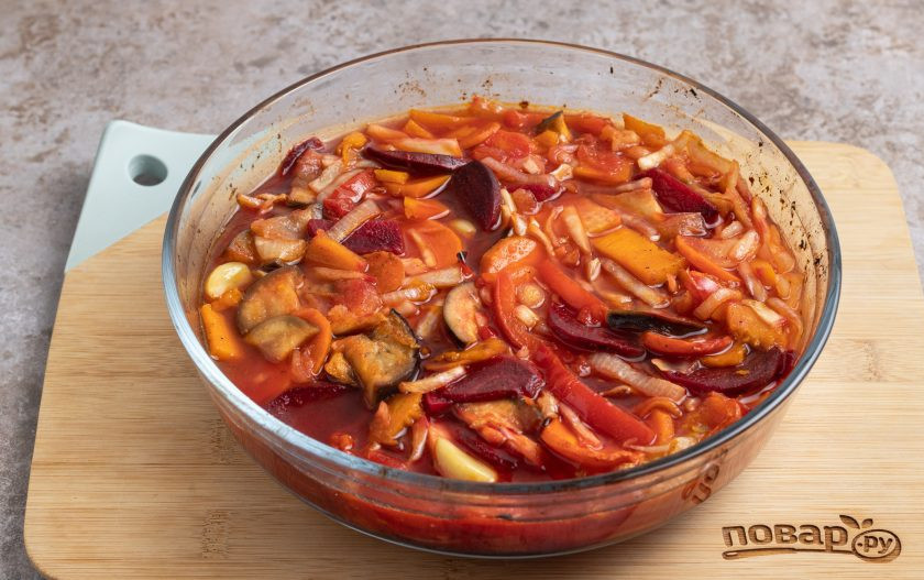 1. Этап. Соус Демиглас из овощей: Затем влейте горячую воду так, чтобы она почти покрывала все овощи и готовьте их еще 45 минут в духовке.