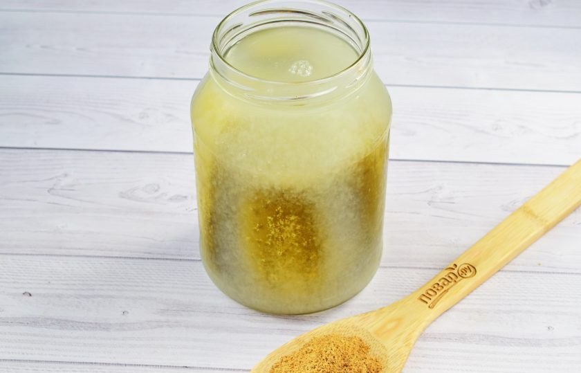 1. Этап. Соленые огурцы с горчицей: 4. Когда появится пленка, рассол процедите в кастрюлю и прокипятите 5 минут, снимая пену. Огурцы промойте холодной водой. В каждую банку насыпьте горчицу и залейте кипящим рассолом. Банки закатайте, переверните, укутайте и поставьте охлаждаться. Вот и все!