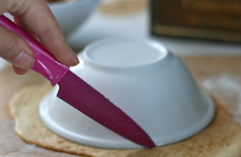 1. Этап. Корж для Медовика: 3. Используйте тарелку или другую форму и вырежьте кружочки.