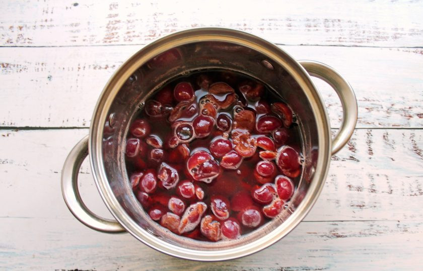 1. Этап. Желе из черешни на зиму: В кастрюлю с толстым дном выложите обработанные ягоды и влейте воду. Доведите все до кипения на среднем огне и варите в течение 10 минут.