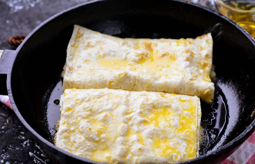 1. Этап. Пирожки из лаваша с картошкой: Разогрейте масло на сковороде и выложите пирожки. Жарьте на среднем огне в течение 3-4 минут.