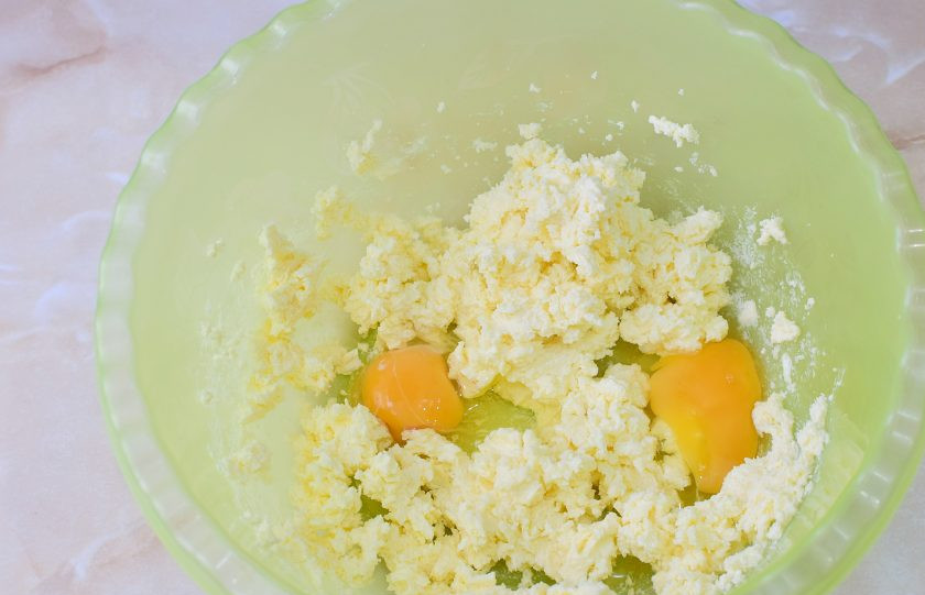 1. Этап. Венский пирог с вареньем: Вмешайте яйца.