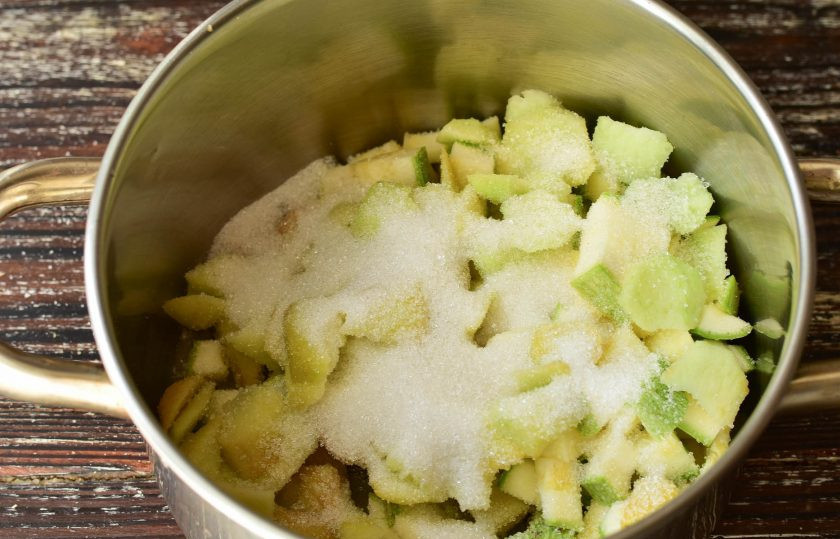 1. Этап. Варенье из кабачков и яблок: Добавьте сахар.