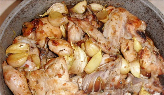 1. Этап. Курица, тушенная с чесноком: Чесночный бульон переливаем в посуду, где лежит курица. Посуда должна быть с толстым дном. Включаем духовку на 190 градусов. Посуду накрываем крышкой. Тушим в течение часа.