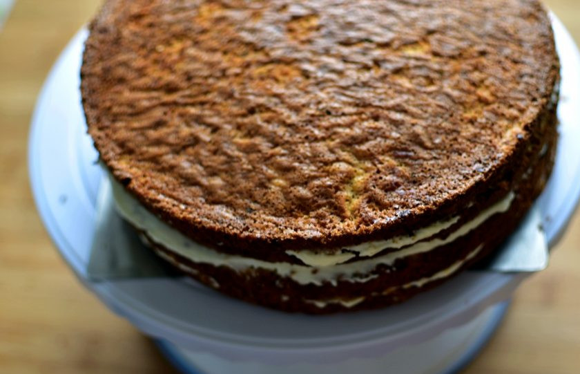 1. Этап. Морковный торт с ароматом апельсина: Промажьте кремом коржи и сложите их друг на друга.