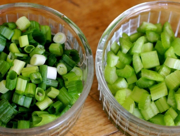 1. Этап. Салат с вареной грудкой: Лук и сельдерей промойте, а затем нарежьте их небольшими кусочками.