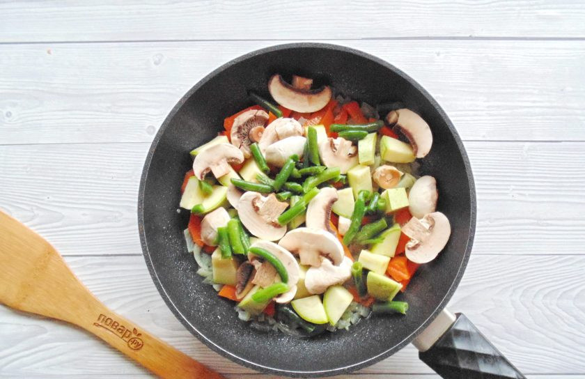 1. Этап. Куриное филе с овощами на сковороде: Зеленую фасоль помойте и выложите в сковороду. Тушите овощи почти до готовности.