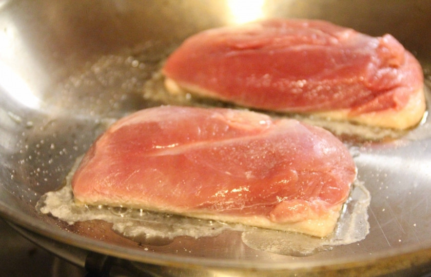 1. Этап. Жареная утиная грудка: Жарьте утиную грудку с обеих сторон по 5-7 минут.