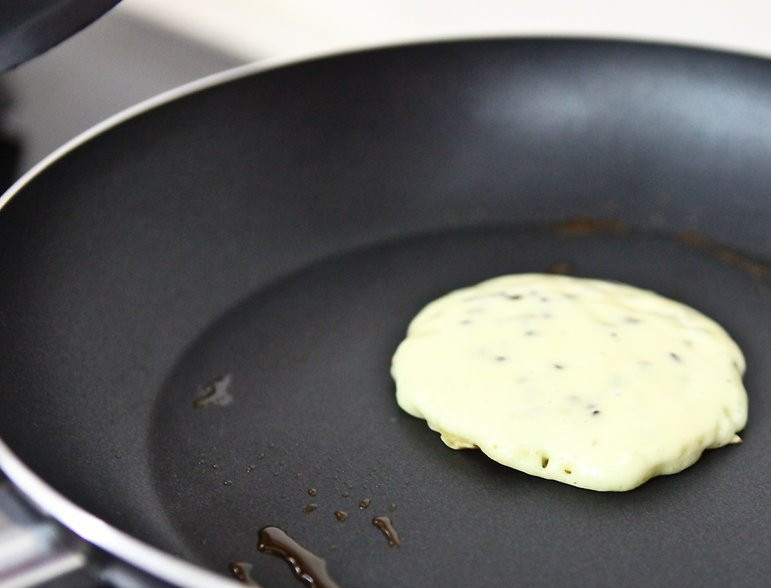 1. Этап. Оладьи из готовой смеси: 5. Жарить оладушки нужно с обеих сторон на среднем огне.