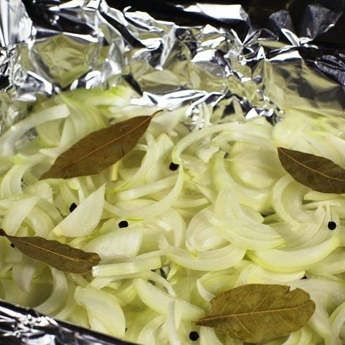 1. Этап. Красная рыба, запеченная в фольге: Добавляем лавровый лист и перец горошком.