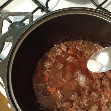 1. Этап. Жарено-тушеное мясо: Как только мясо начнёт аппетитно булькать, добавить по вкусу соль и черный молотый перец.