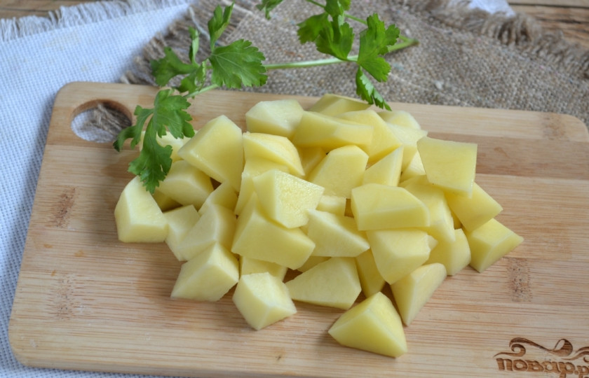 1. Этап. Суп из кильки в томатном соусе: Вскипятите воду. Картофель порежьте небольшими кусочками и отправьте вариться.
