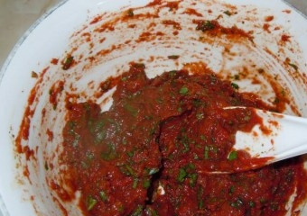 1. Этап. Томатный соус с кинзой: Затем добавьте томатную пасту. Перемешайте массу и дайте ей постоять 10-15 минут, чтобы паста вобрала аромат специй. Еще раз перемешайте.