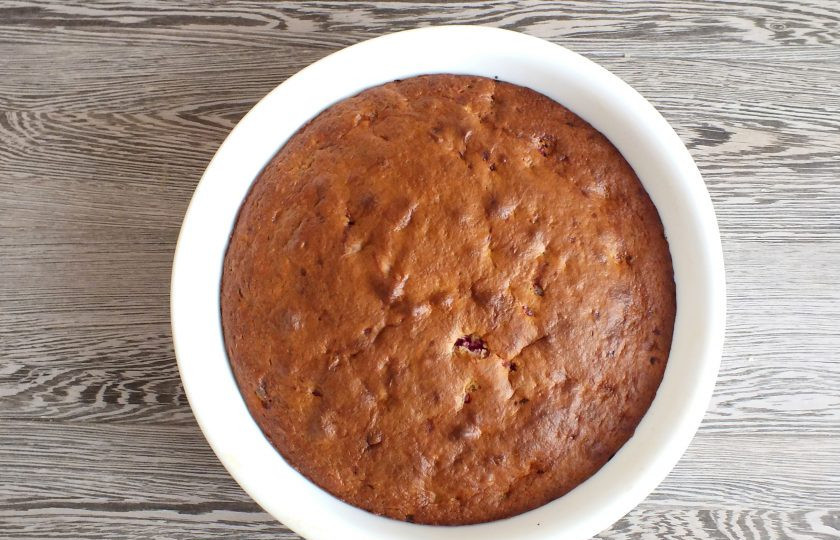 1. Этап. Пирог с маком и малиной: По истечении времени проверьте готовность пирога деревянной шпажкой. Она должна быть сухой. Охладите немного пирог, после подавайте к столу.