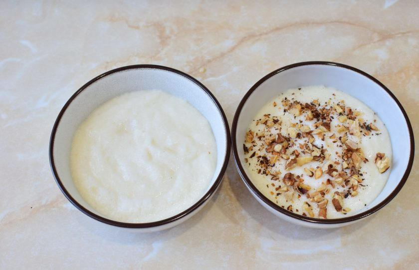 1. Этап. Каша Гурьевская: В подготовленную посуду выложите кашу и посыпьте обжаренными грецкими орехами.